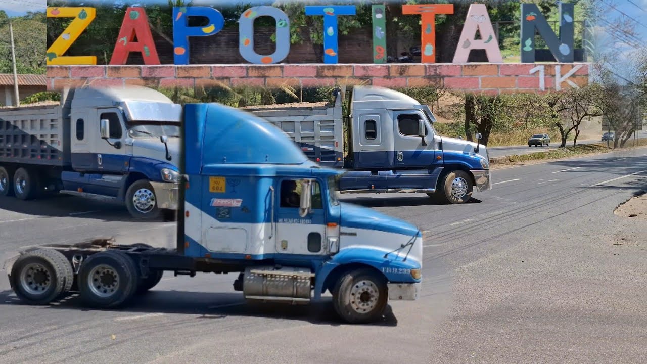 Así es la carretera panamericana a la altura del km 39 entrada a Termos del rio. EL SALVADOR 