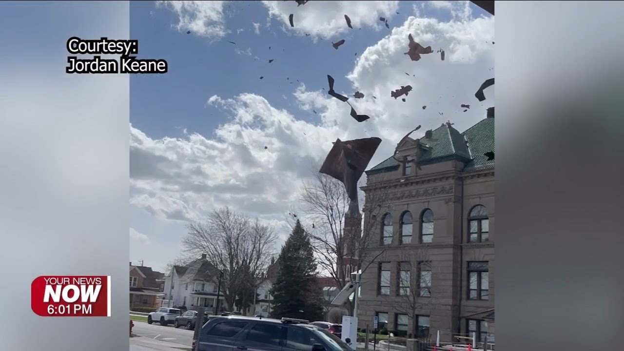 Сильный ветер повредил крышу здания суда округа Оглейз и спортивного комплекса Вапаконета.