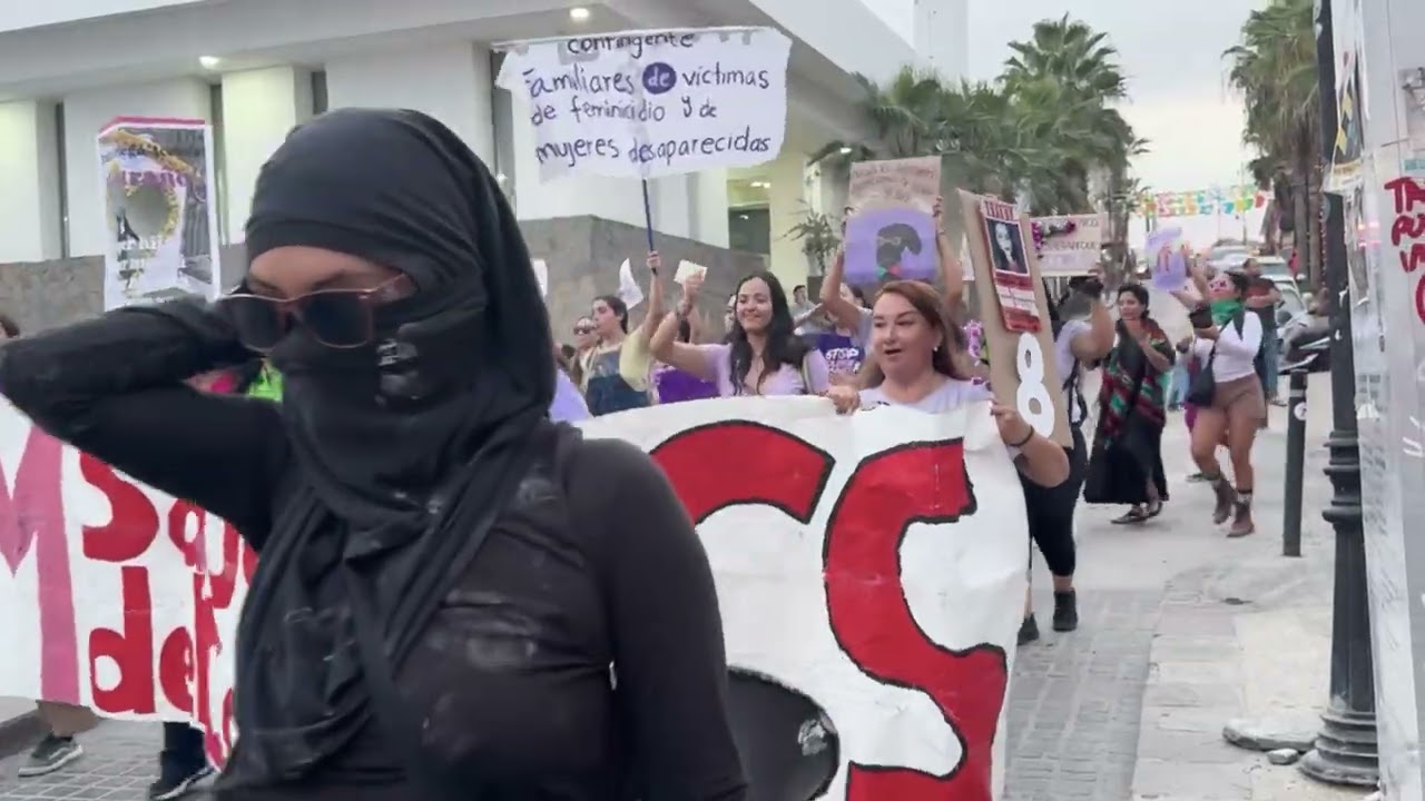 8M en Los Cabos: mujeres marchan contra feminicidios y violencia vicaria