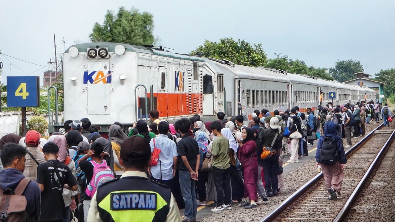 PENUMPANG KERETA TERUS MEMBLUDAK ! KRL SIAP DI PERPANJANG SAMPAI CIKAMPEK !