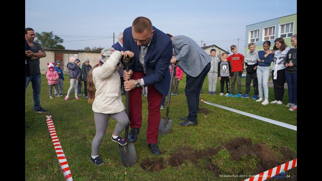 Budowa szkoły w Łebczu rozpoczęta: symboliczne wbicie pierwszej łopaty pod inwestycję