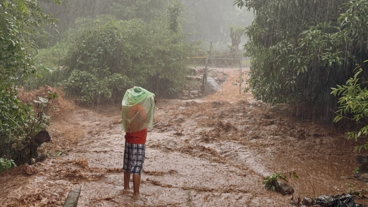 Fuertes lluvias en EL SALVADOR 🇸🇻 se nos creció el RÍO 