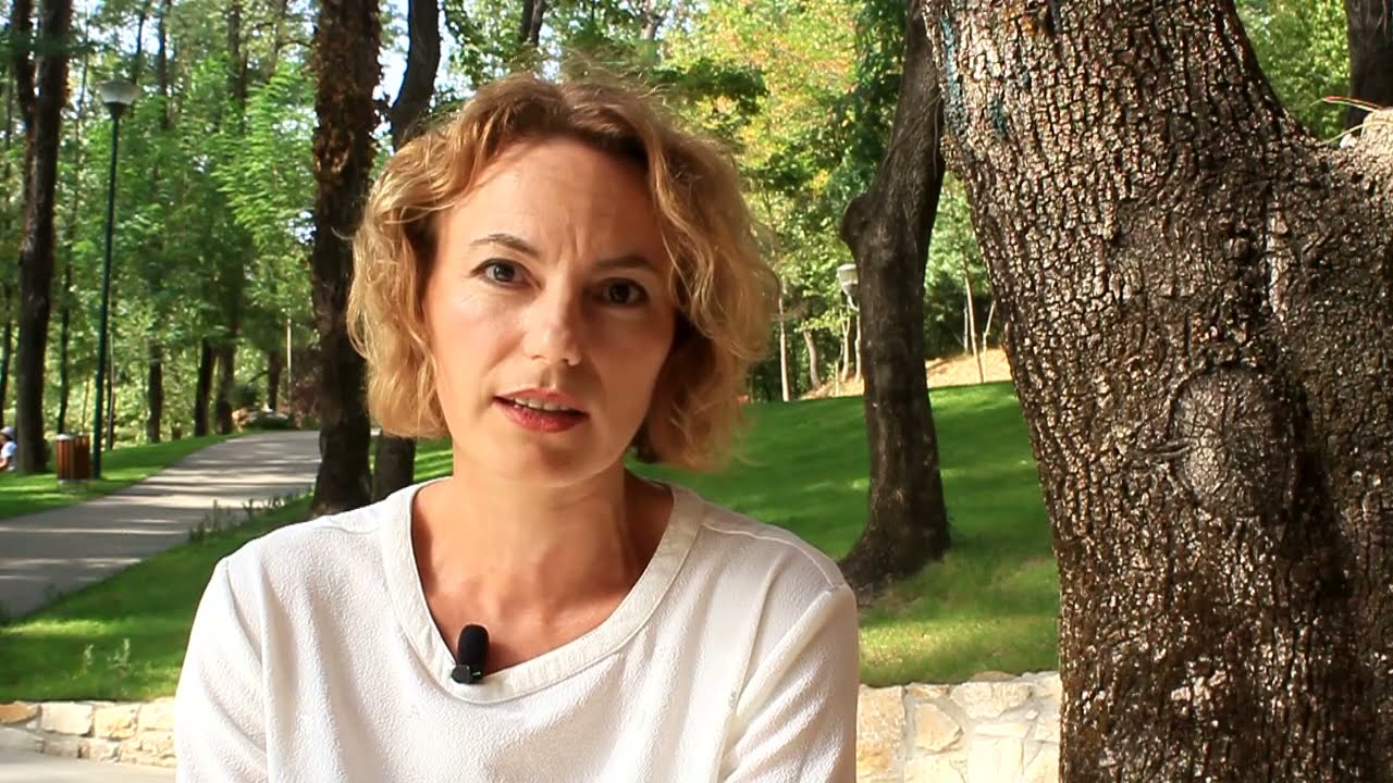Përdorimi i fjalëve në komunikimin e ndjenjave - Sonila Meçaj (Psikoterapiste)