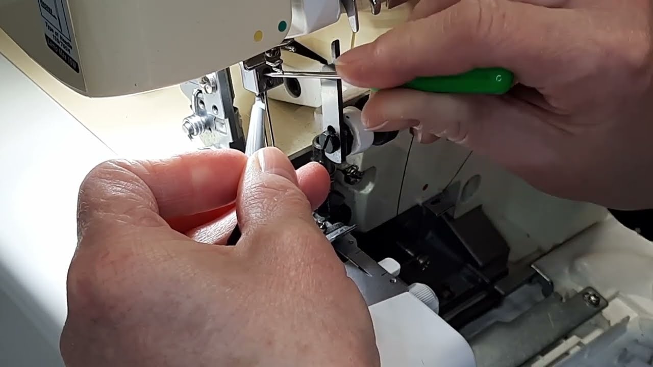 How to replace the needle of the Bernina overlock machine