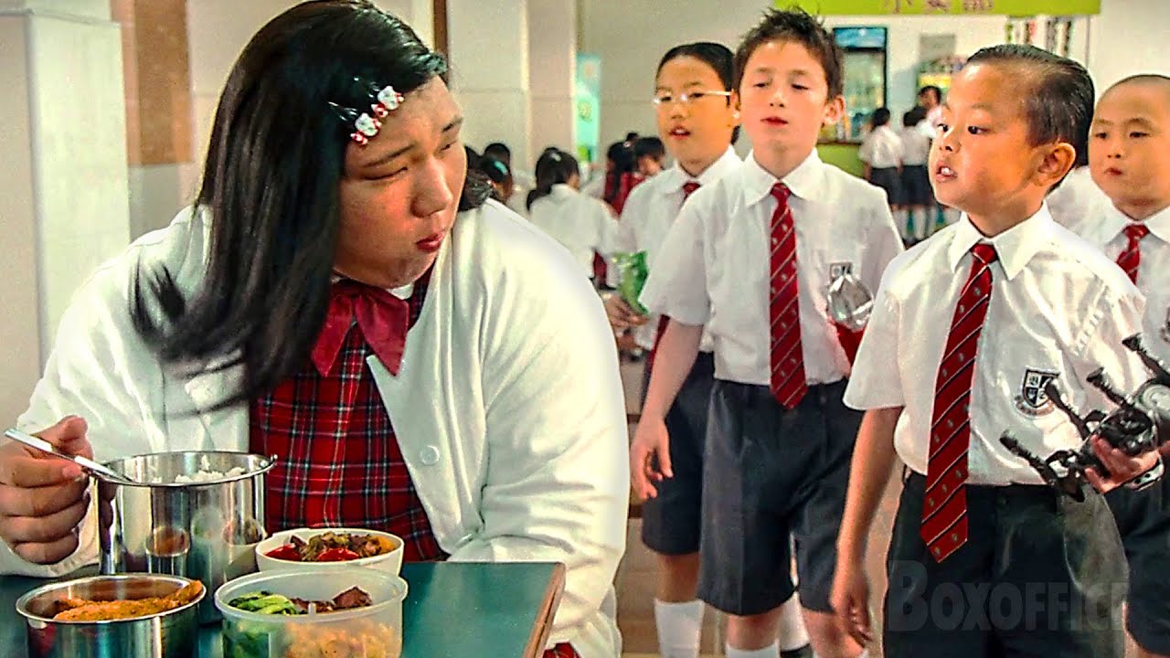 Niño rico es malo con una niña gigante | CJ7 | Clip en Español