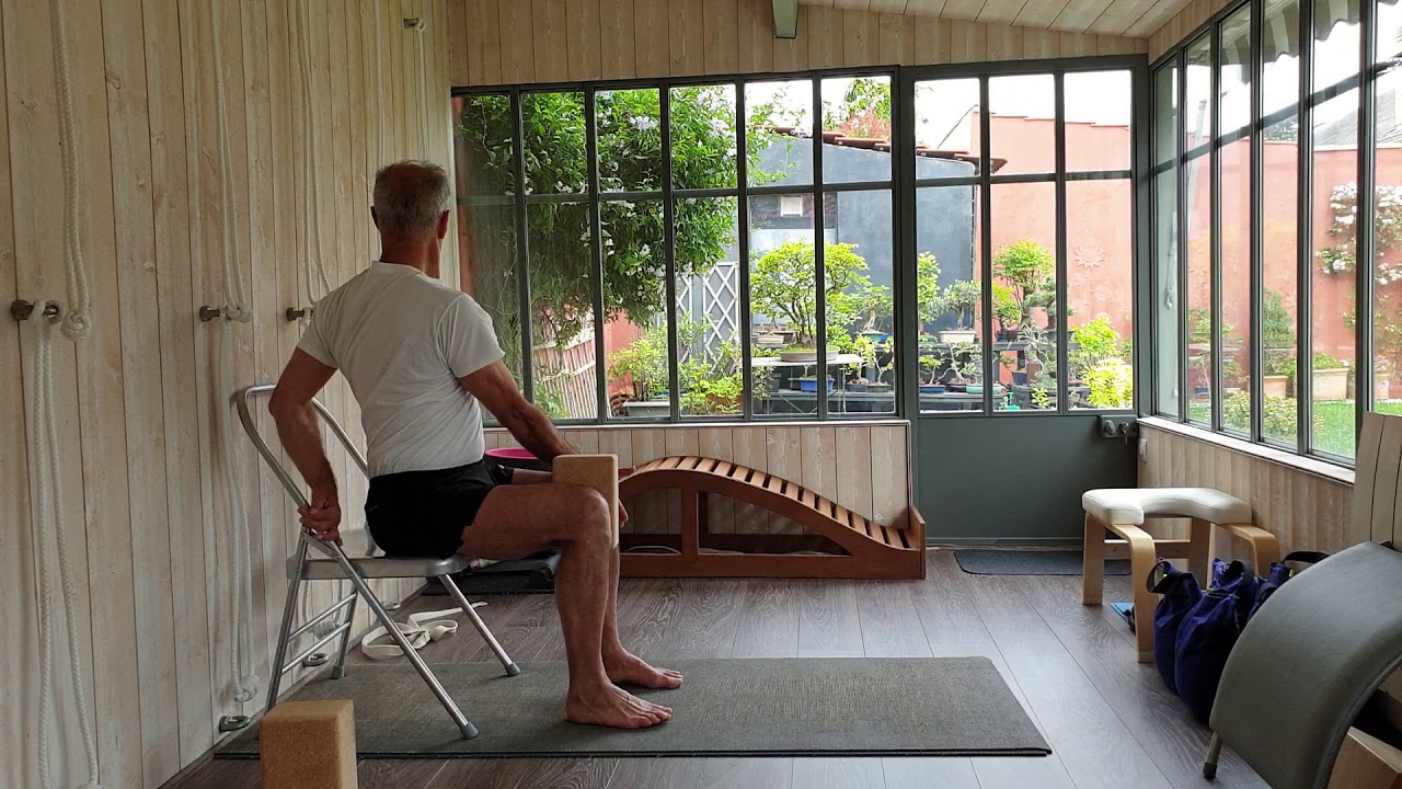 Yoga Iyengar  :  série posturale avec chaise (1)
