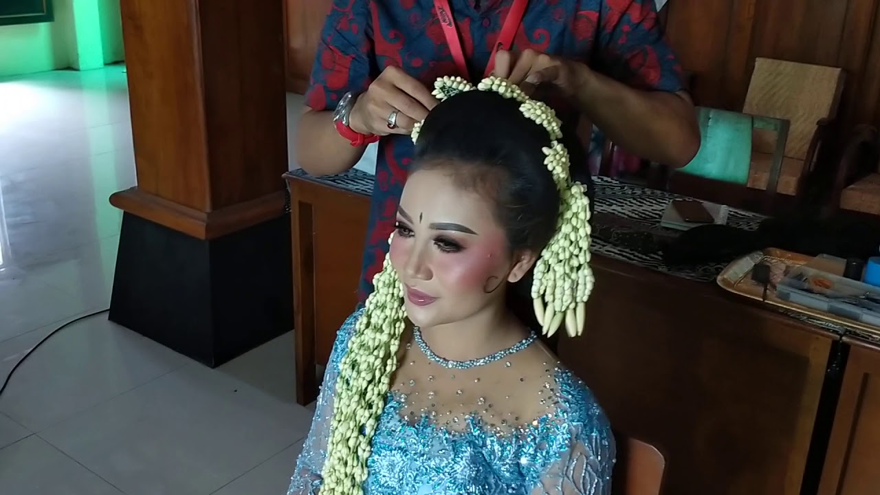 Membuat sanggul dan memasang perhiasan TRP sunda siger