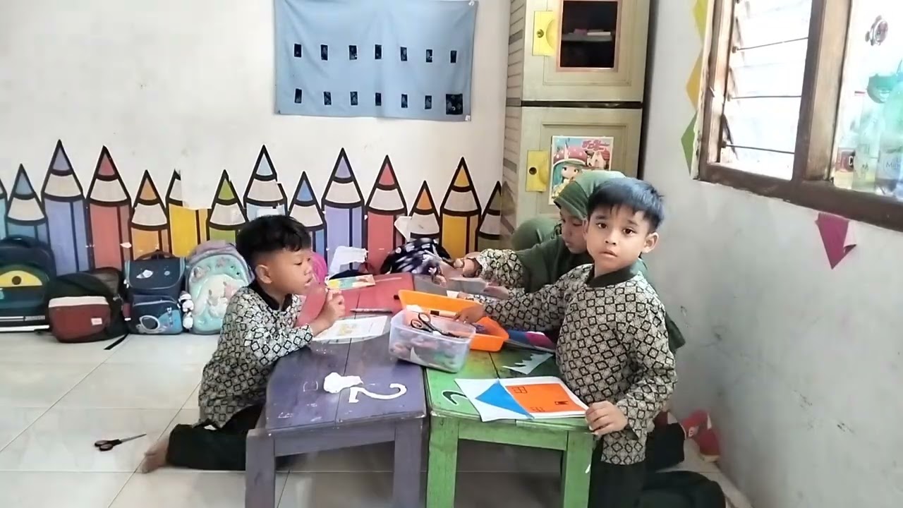 Kegiatan subsub topik banjir kelompok B2 TK Bidayatul Hidayah 