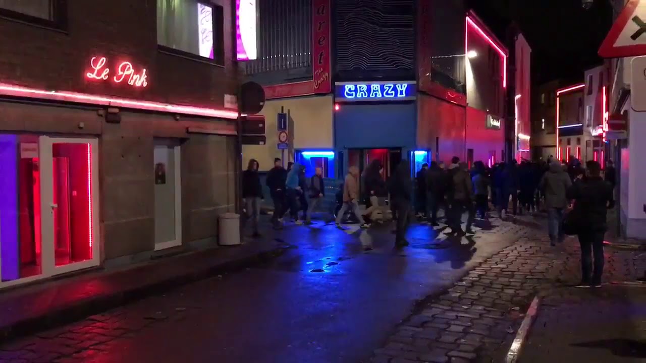 HOEREN! HOEREN! (betoging tegen Roma's in Gent loopt langs Glazen straatje)