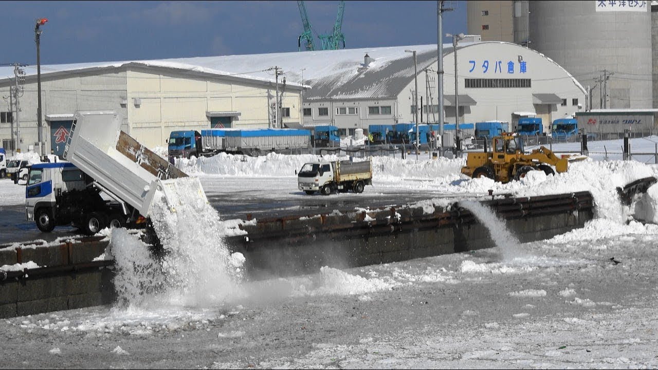 小樽港・中央ふ頭基部雪捨て場 ～ 海で融雪！