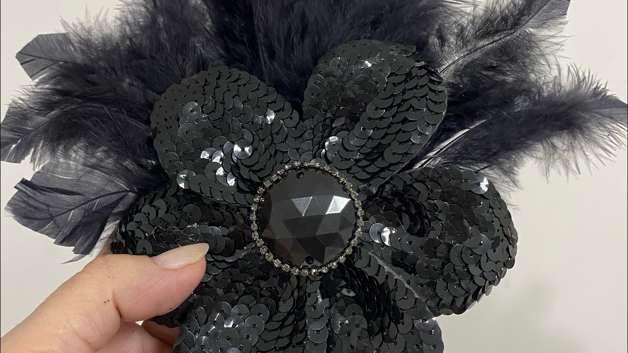 Flor de paetês e  penas para o carnaval