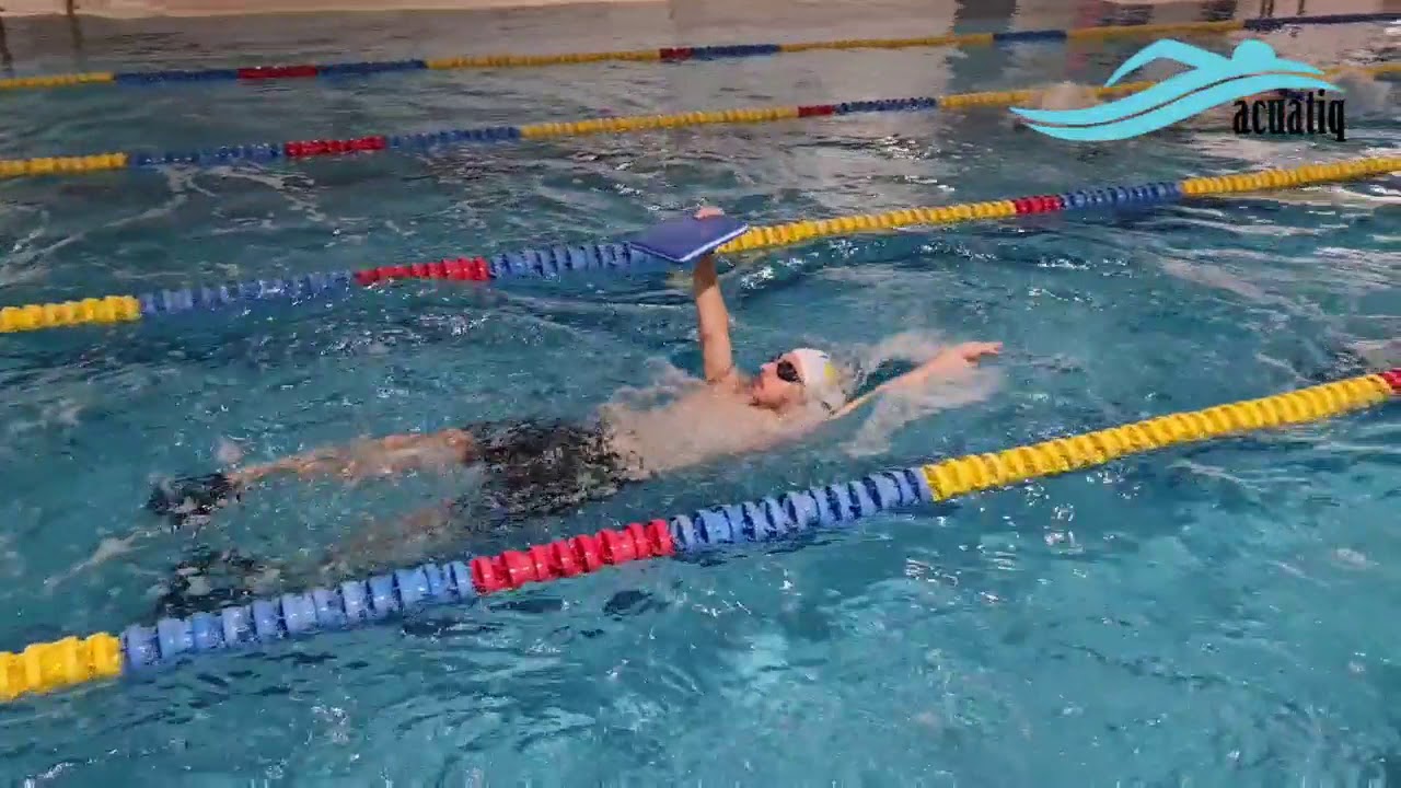 Drill para perfeccionar el recobro y la entrada de la mano en el agua del estilo espalda