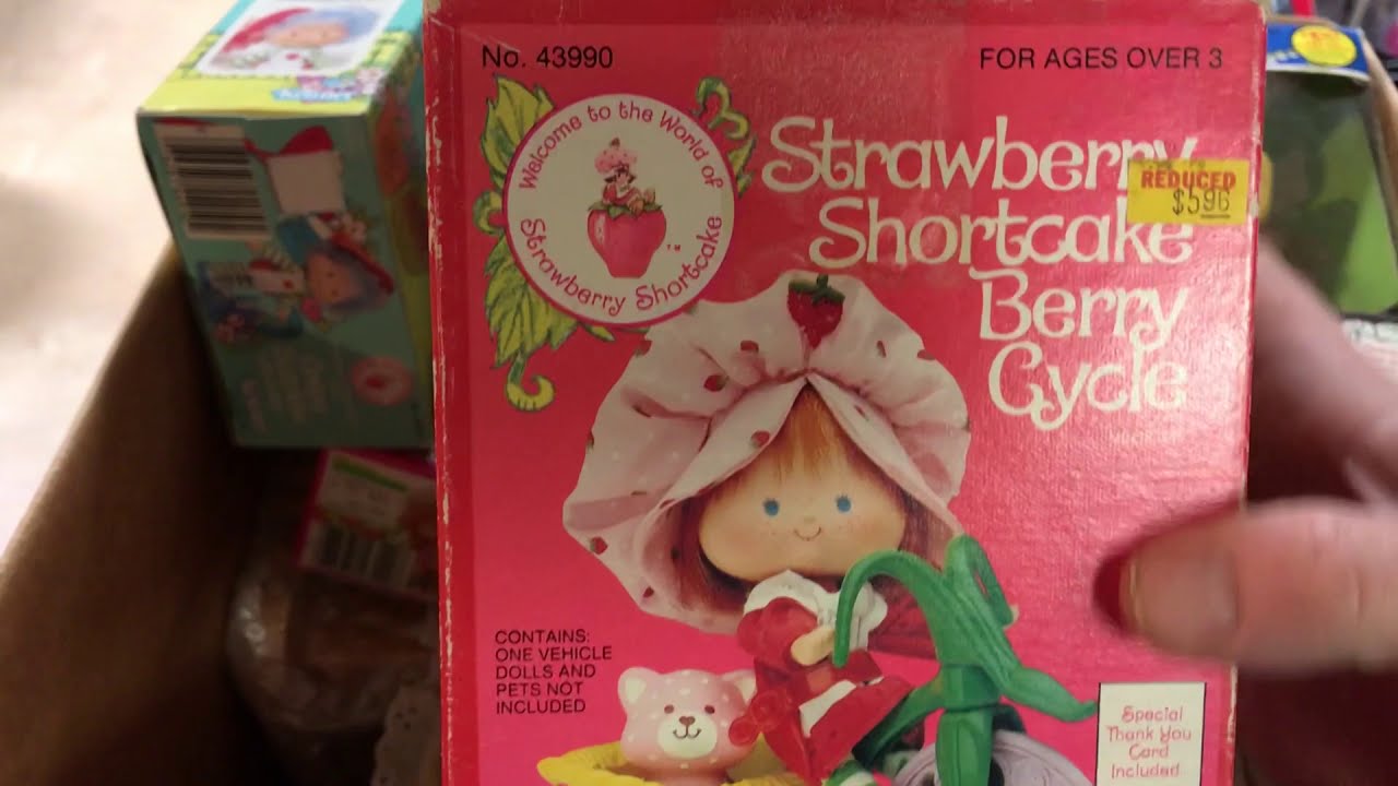 Great Finds 80's Strawberry Shortcake unboxing score.  with a surprise info on Mary Poppins in box!