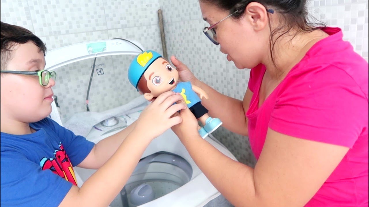 BONECO DO LUCCAS NETO! Meu irmão jogou na (MÁQUINA DE LAVAR)