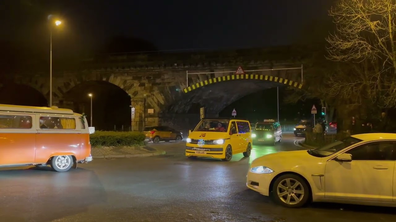 Christmas illuminated camper run through Tamworth ￼