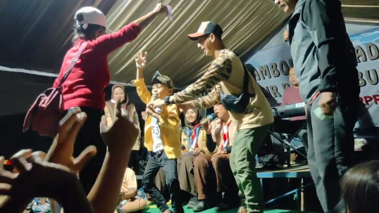 Penampilan Fajar nyanyi dan Derlan kendang SDN Bojongloa 1 di Pentas Seni Jamran