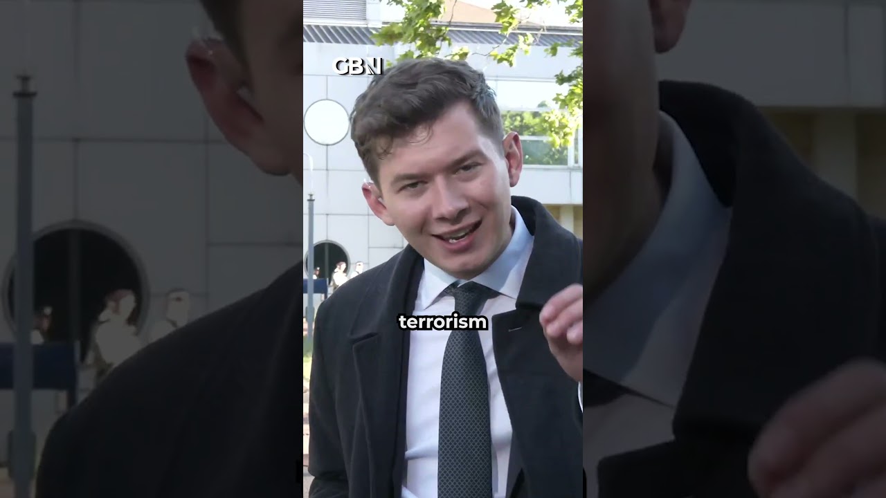 СРОЧНО: У здания Королевского суда Вулвича продолжаются протесты после оглашения приговоров.