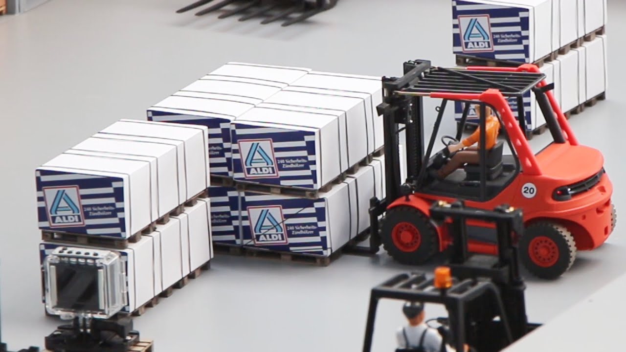 RC Linde Forklift works with pallets