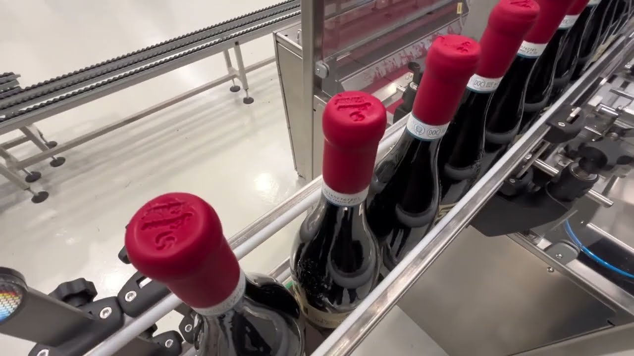 SL14C per la sigillatura con gommalacca delle bottiglie. Elevate prestazioni, ingombri ridotti.