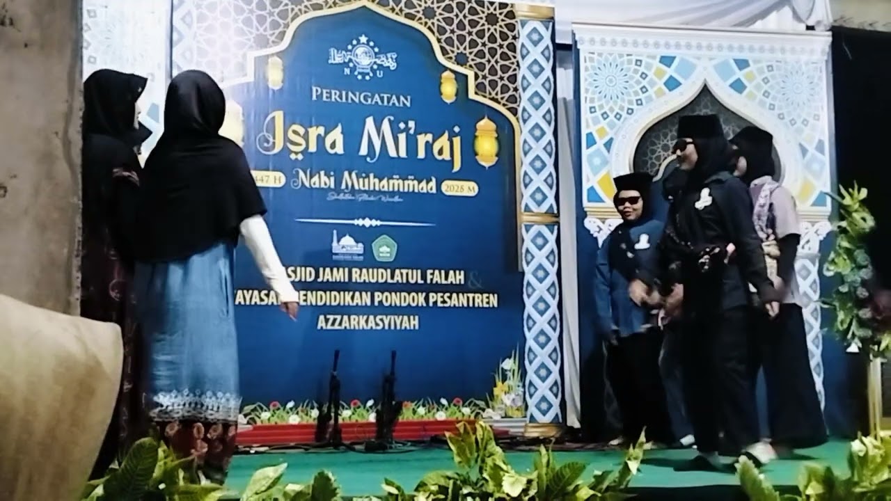Aku yg jadi cowok dan bajunya warna hitam putih#sisindiransantai