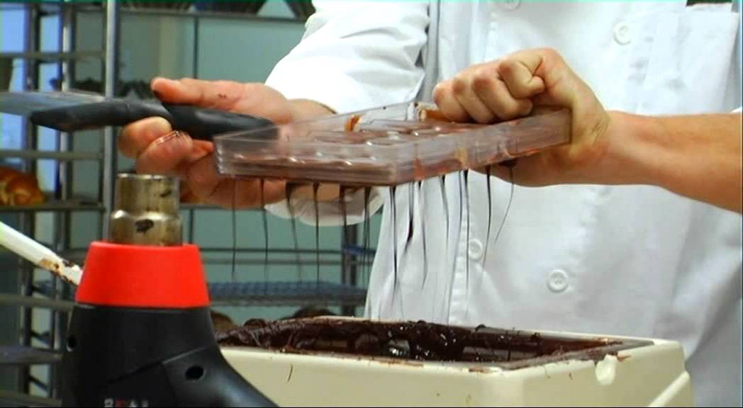 אסטלה כיתת אומן בשיעור שוקולד ופרלינים