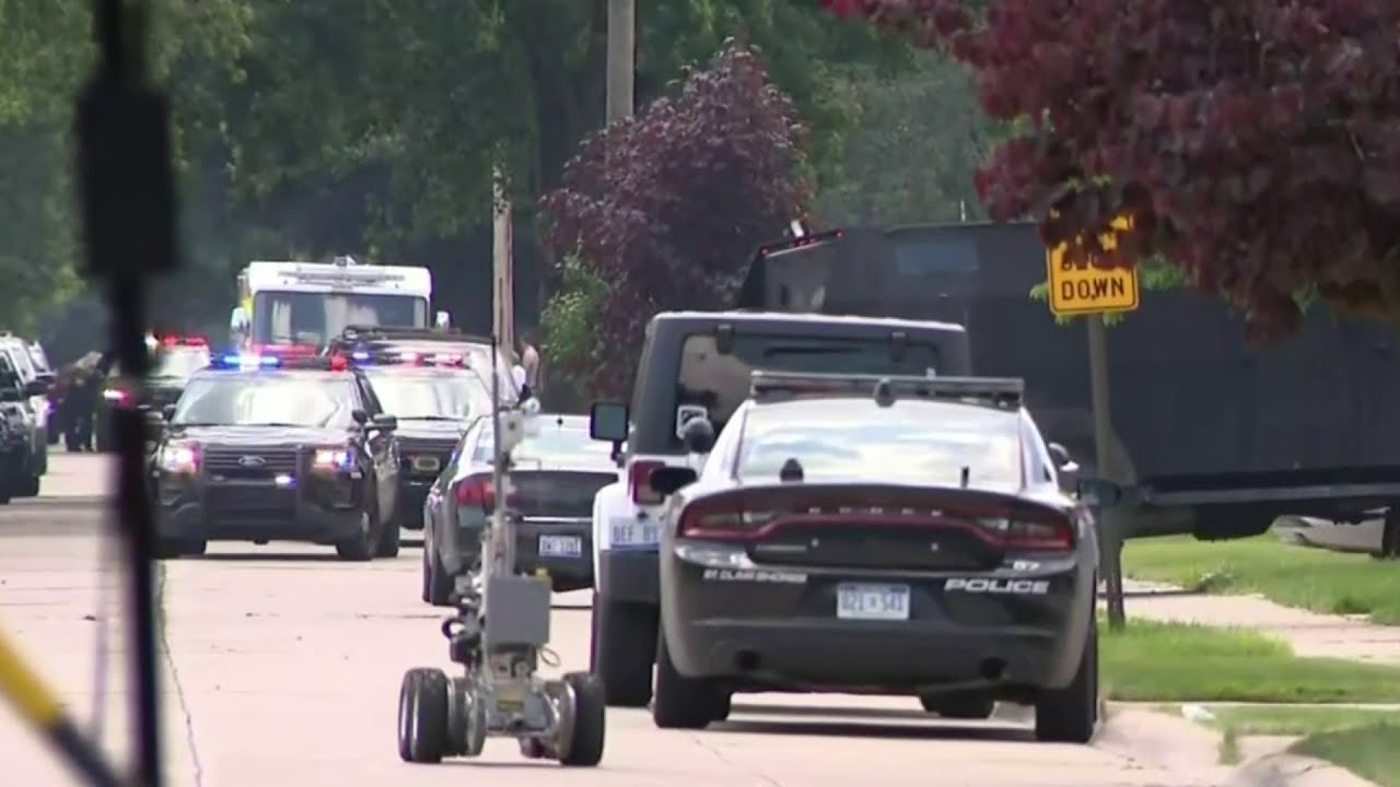 Gunman barricaded in St. Clair Shores home