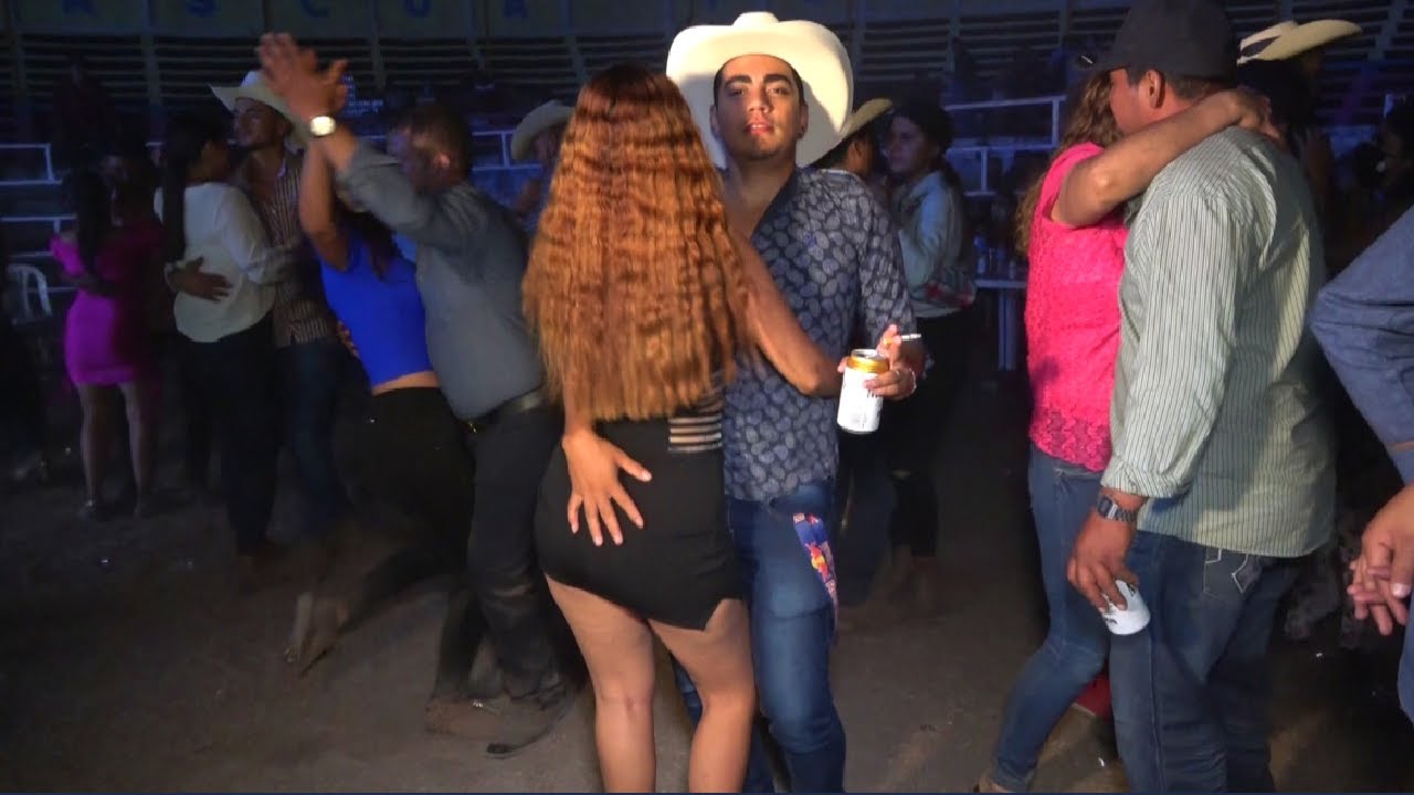 Agarrate bien compa !-Con las manos bien ocupadas el compadre bailando un corrido famoso de Guerre