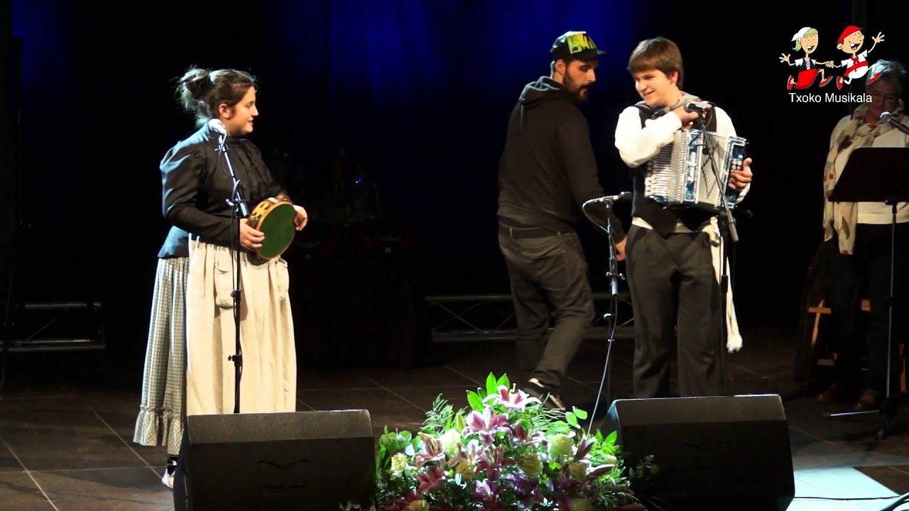 1411300301 Andoni Oruesagasti eta Uxue Kerejeta Zaldibarren trikitilari gazteen XXIII  txapelketan
