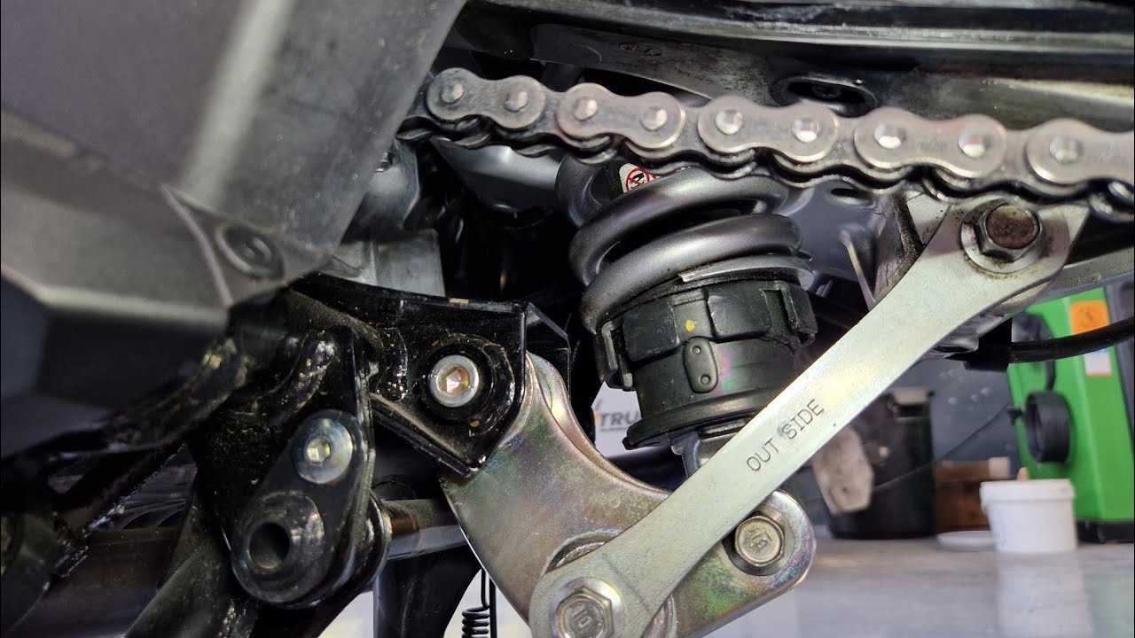 Honda Forza 750, regulación suspensión trasera.