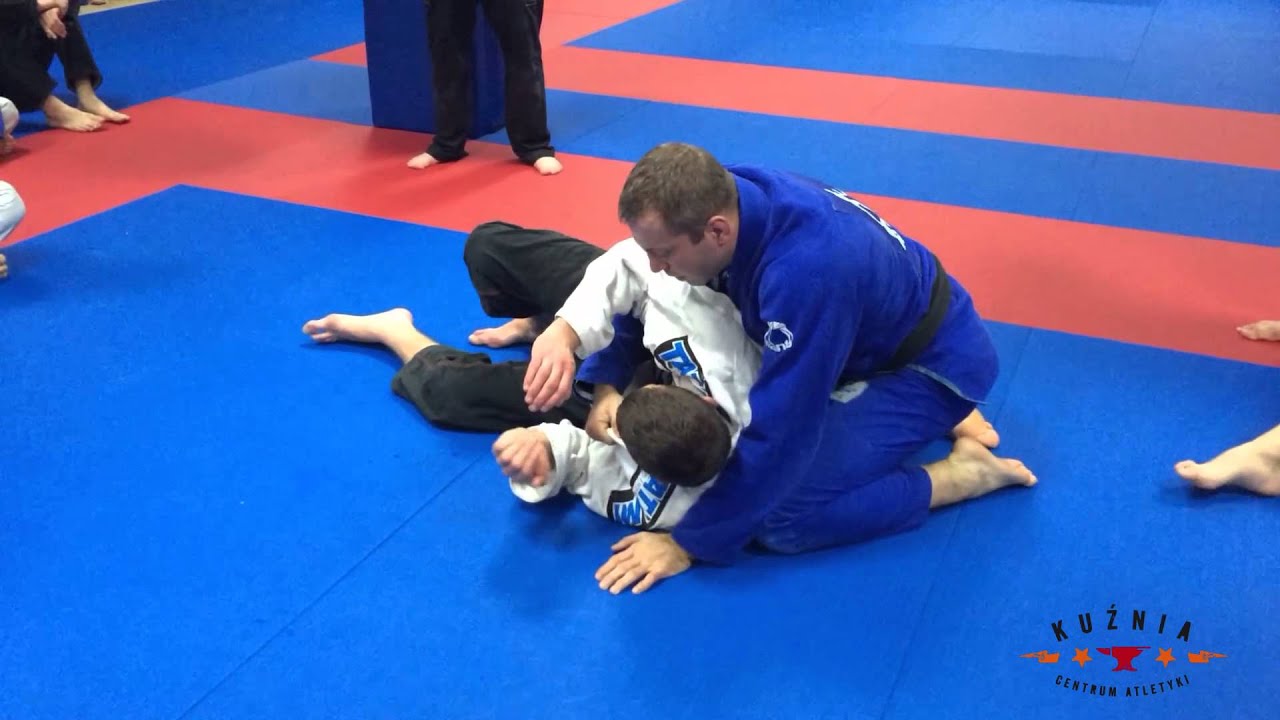 Szkoła Grapplingu: Piotr Kapral pokazuje przejście pół gardy ze zmianą strony
