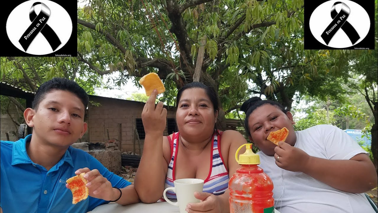 Hicimos las famosas chicharras los bichos se emocionan/mira que achicada le dan a sindy.