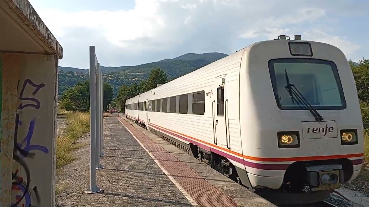 Renfe 594 a su paso por la antigua estación abandonada de Castiello de Jaca (Enfoque 1) MIE02JUL25