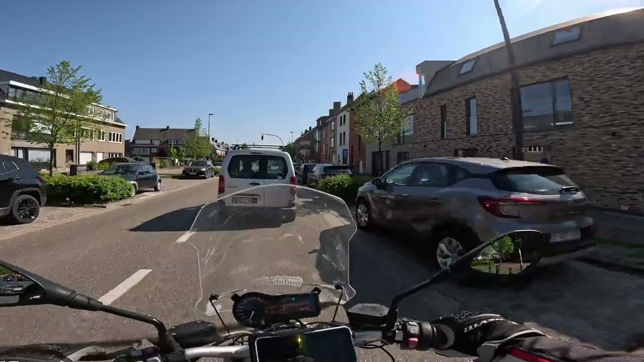 Genieten van het zonnetje tijdens een rit naar de gentse voetbaltempel #belgië #bmwr1200r #4k #440
