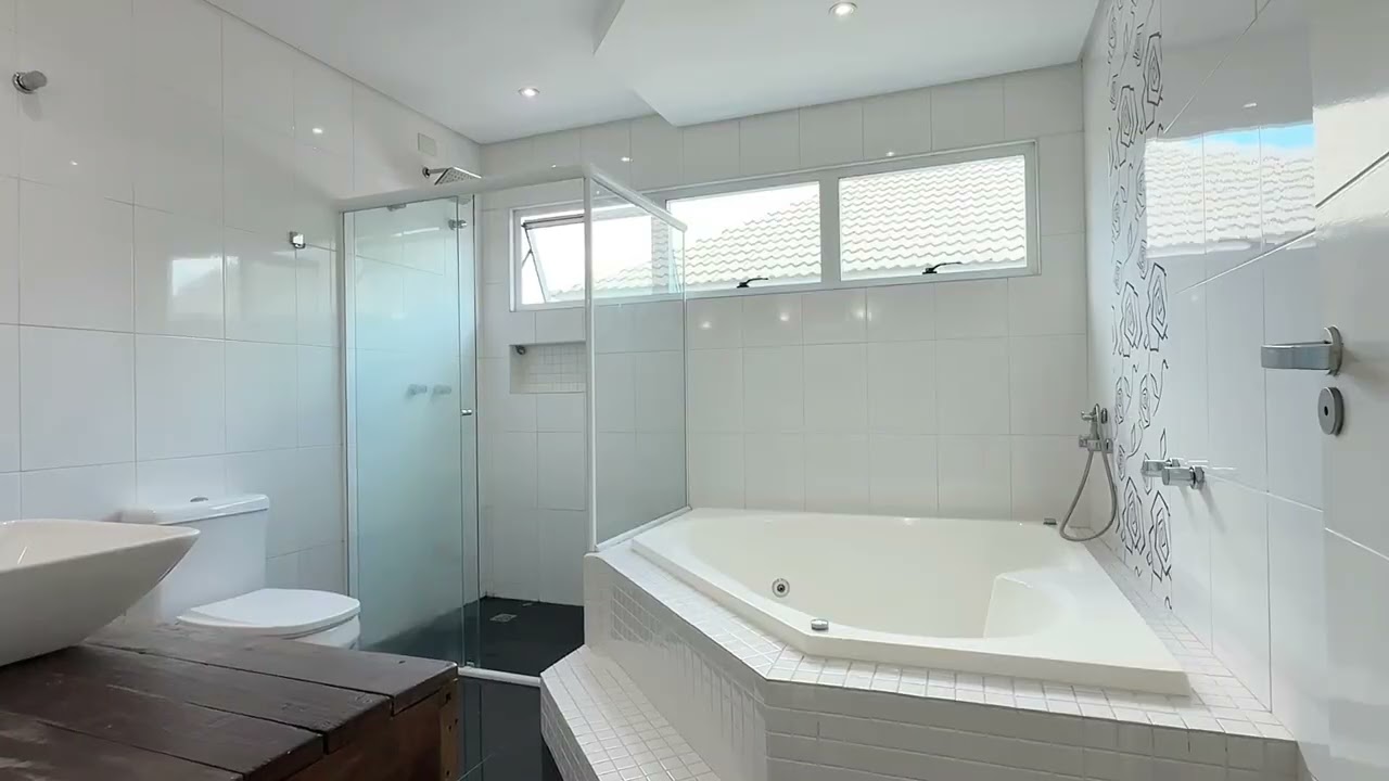 Casa  alto padrão em condomínio, 3 quartos, 1 suíte master  e espaço gormet exclusivo.
