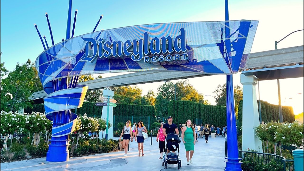 Busy Friday Night During Christmas Time At Disneyland! Fireworks, Fantasmic & Rides