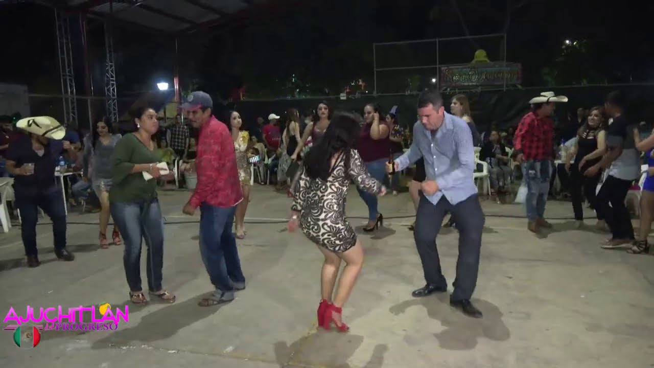 El chavo todo terreno se llevo la noche bailando con todas las chicas | Ajuchitlan Del Progreso