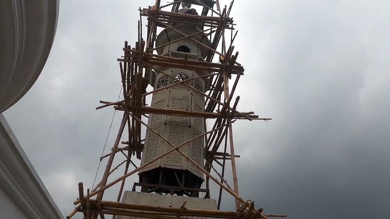 Proyek pembangunan menara masjid Baitul Anwar