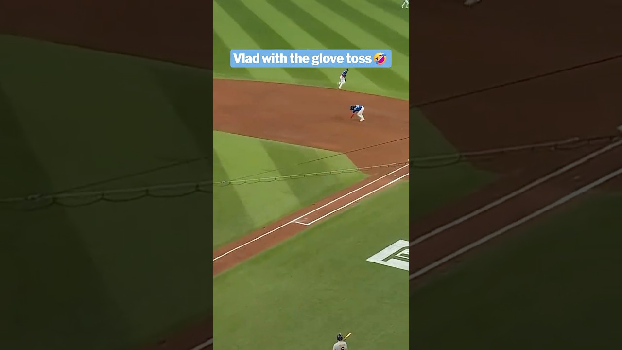 Vladimir Guerrero Jr. myśli szybko i rzuca rękawicą 🤣