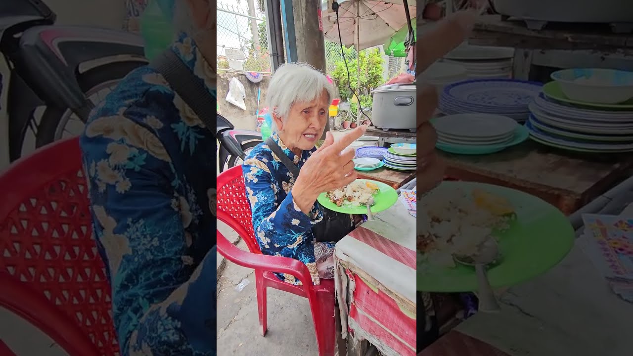 Bà ngoại lớn tuổi ăn cơm đi bán vé số kiếm tiền