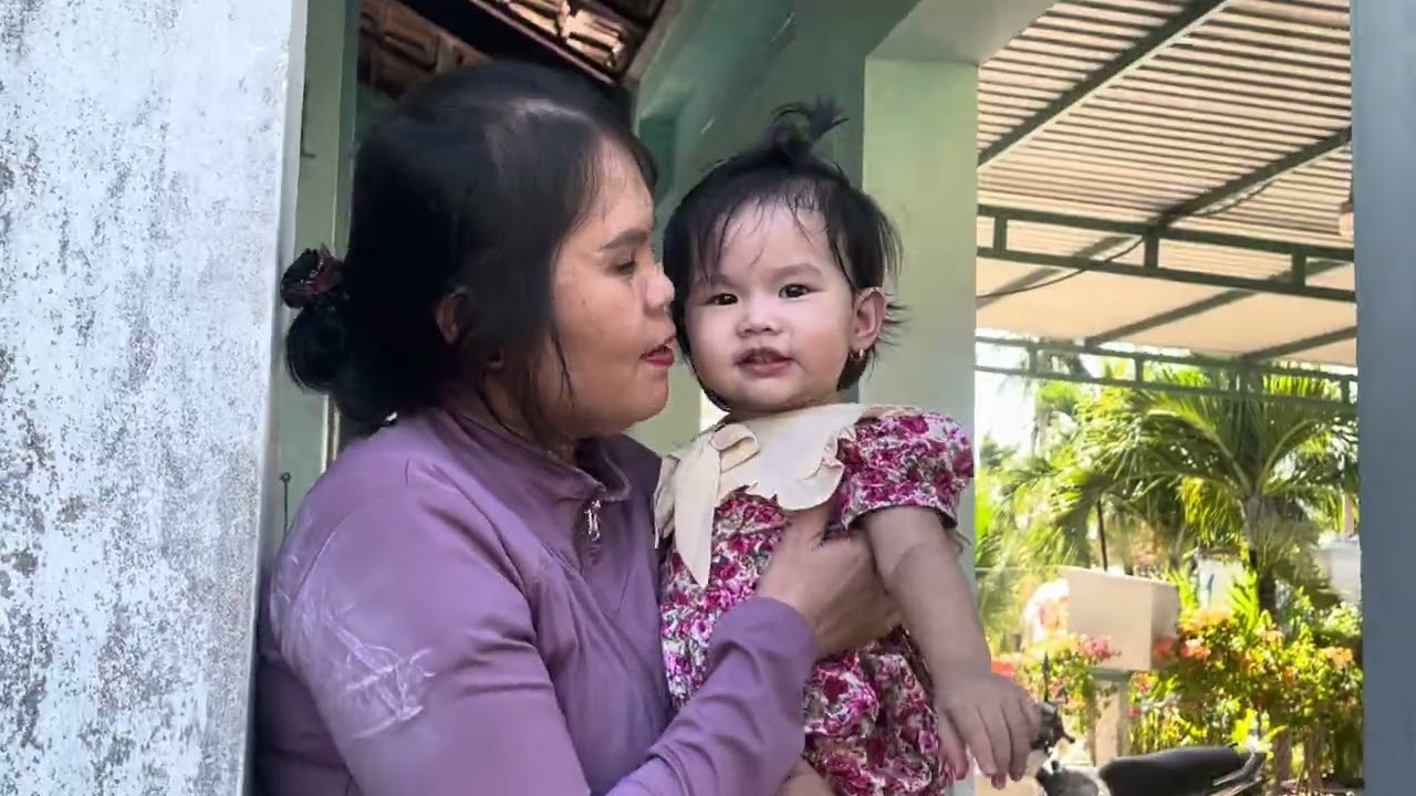 Vườn nhà cố. Bé bối về nhà cố chơi 