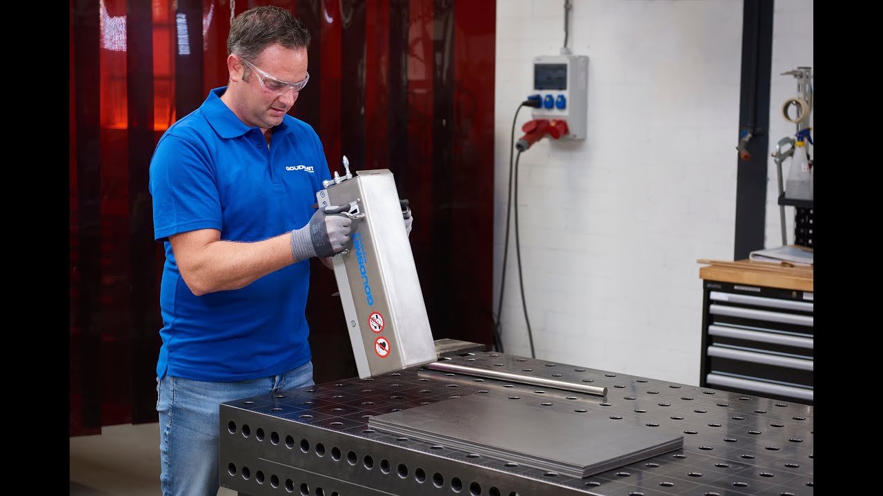 Separating sheet steel stacks quickly and safely with Goudsmit mobile sheet separator