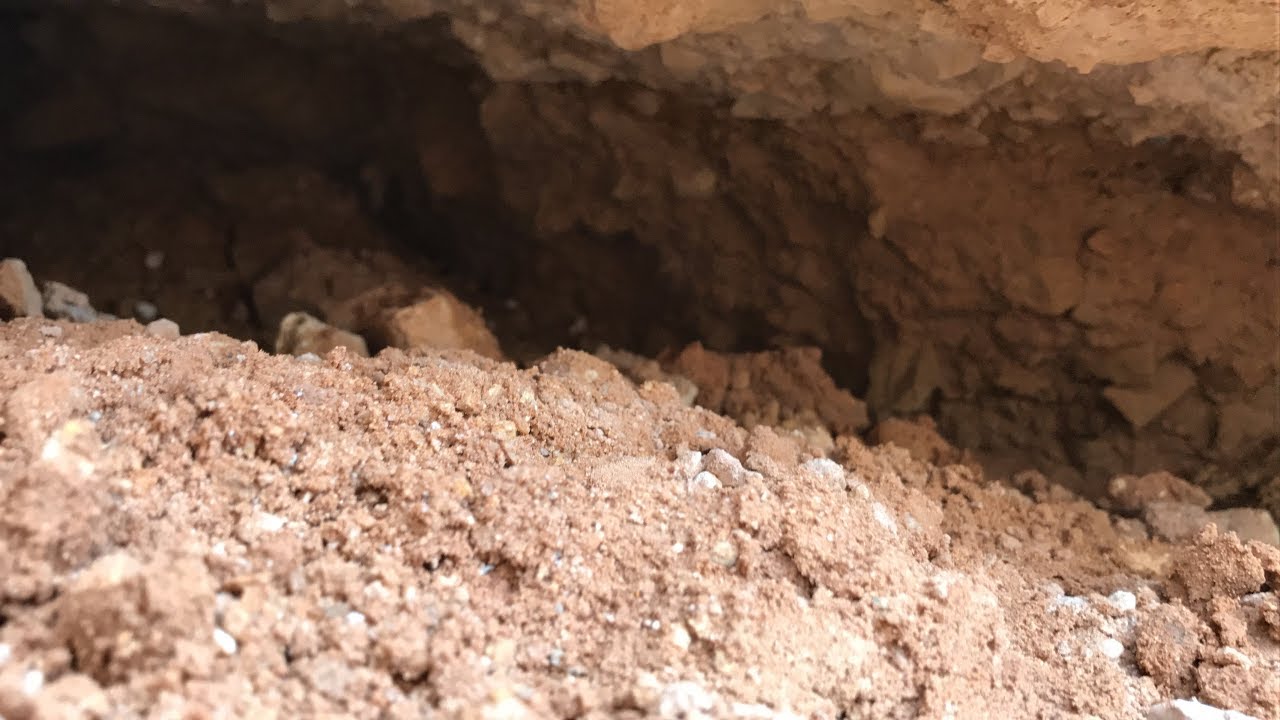 اثناء التشطيب اكتشف ان قواعد المبنى معلقة في الهواء لانها وضعت على تربة مفككة