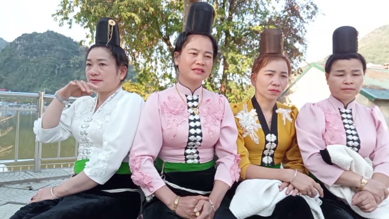 Các chị em đi uống rượu mừng nhà mới quàng là nhưng ko được may 