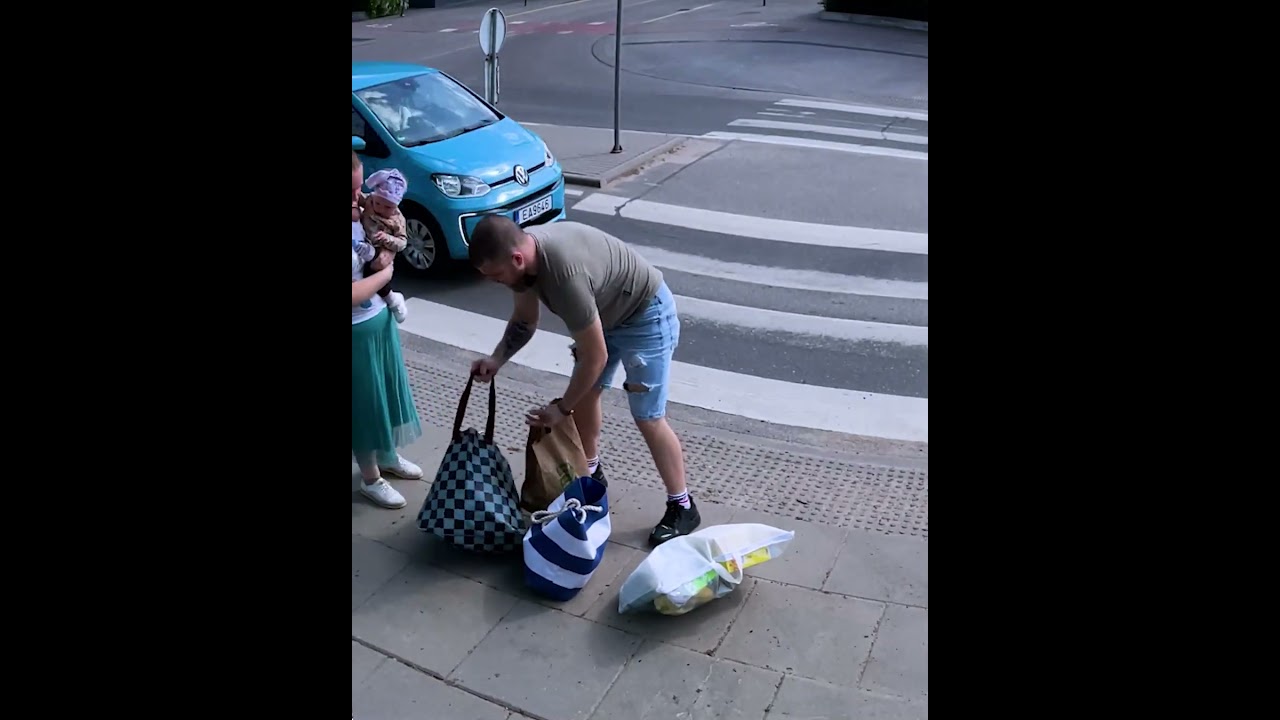 Kind stranger helps mother and child