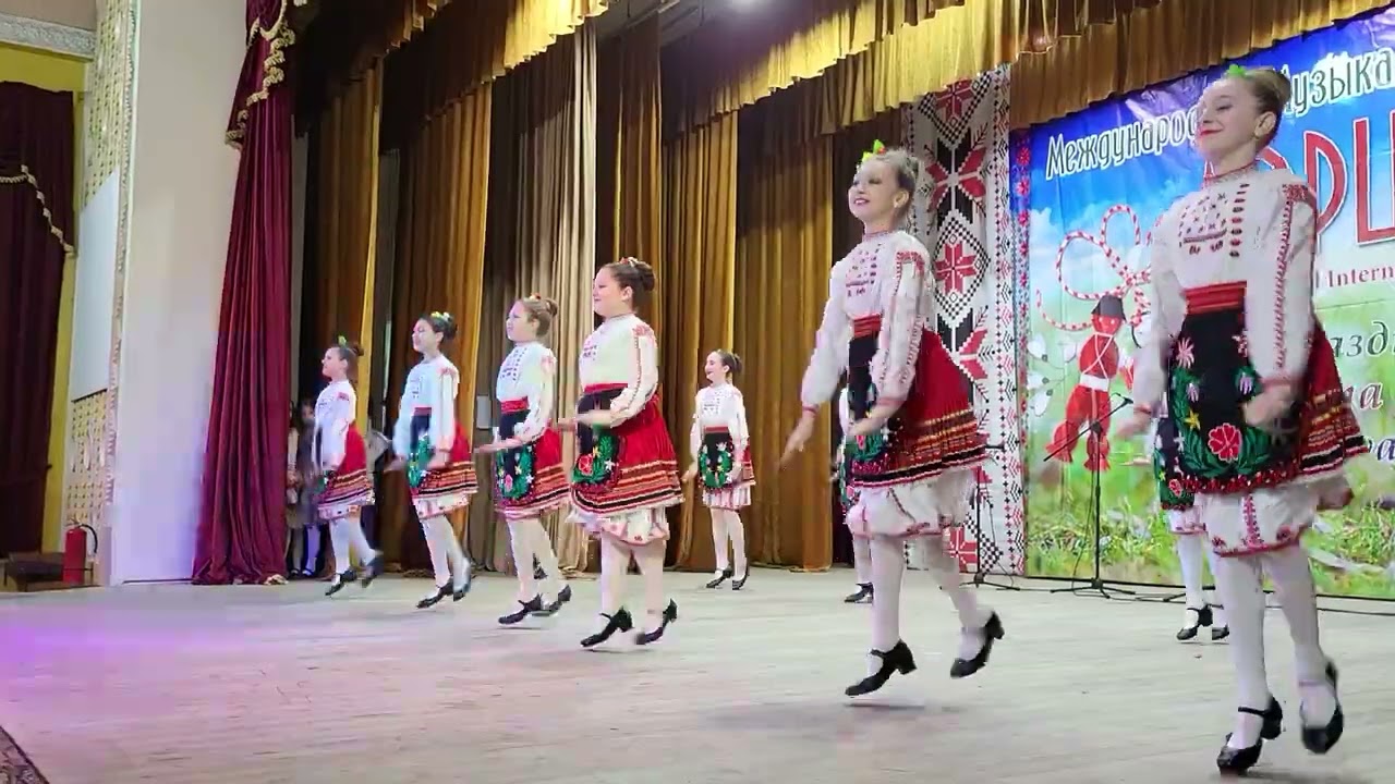 Тракийски танец. Хореограф Елена Мишкой