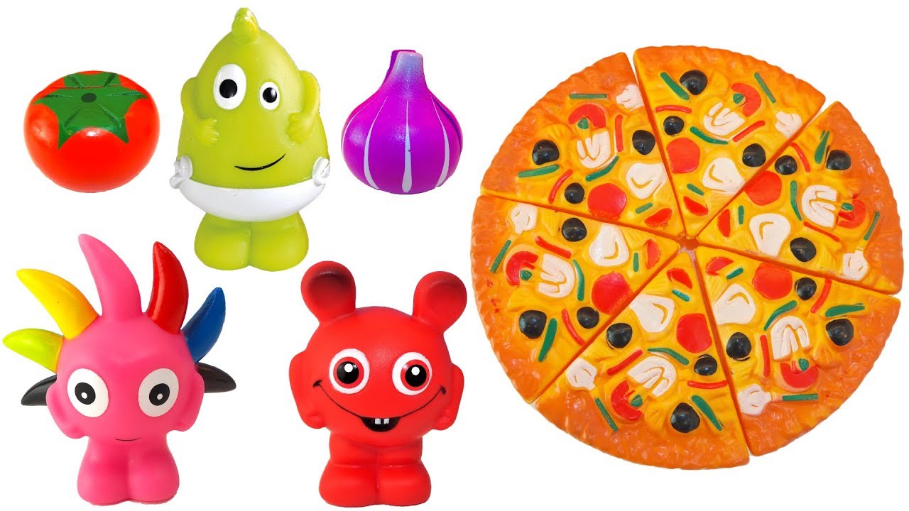 Babblarna gör en rolig pizza av leksaksgrönsaker och Play Doh lera - Lek och lär på svenska