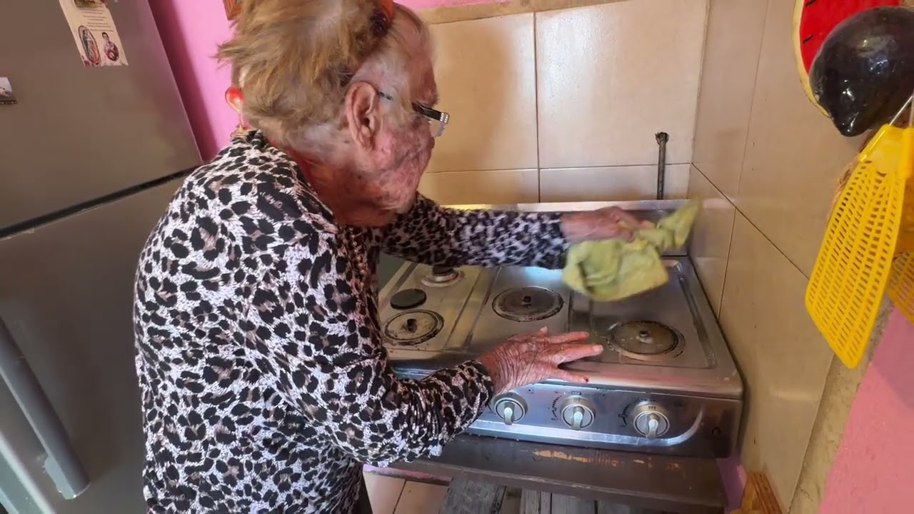 Do&ntilde;a Beba limpiando su estufa a sus 89 a&ntilde;os de edad 