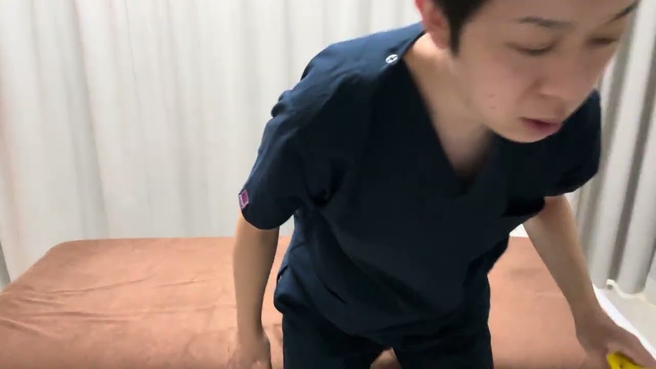 ゴムチューブを使って肩甲骨周囲の筋肉を鍛える運動