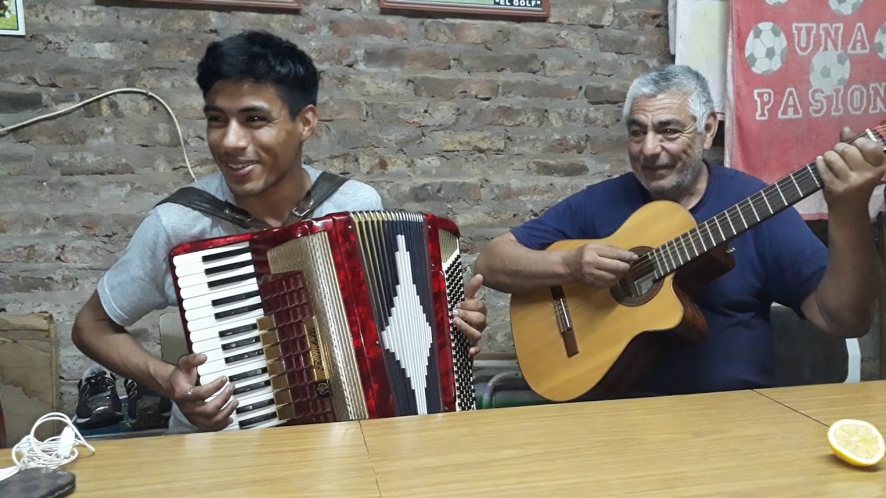Dante diaz y pedro caro. Tocando dos chamamé. Ginetiando a tostado y el campo en llamas.