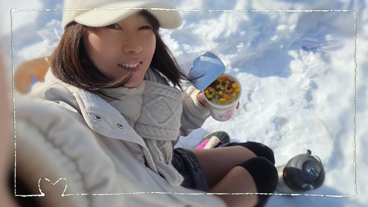 雪中で食べるカップラーメン